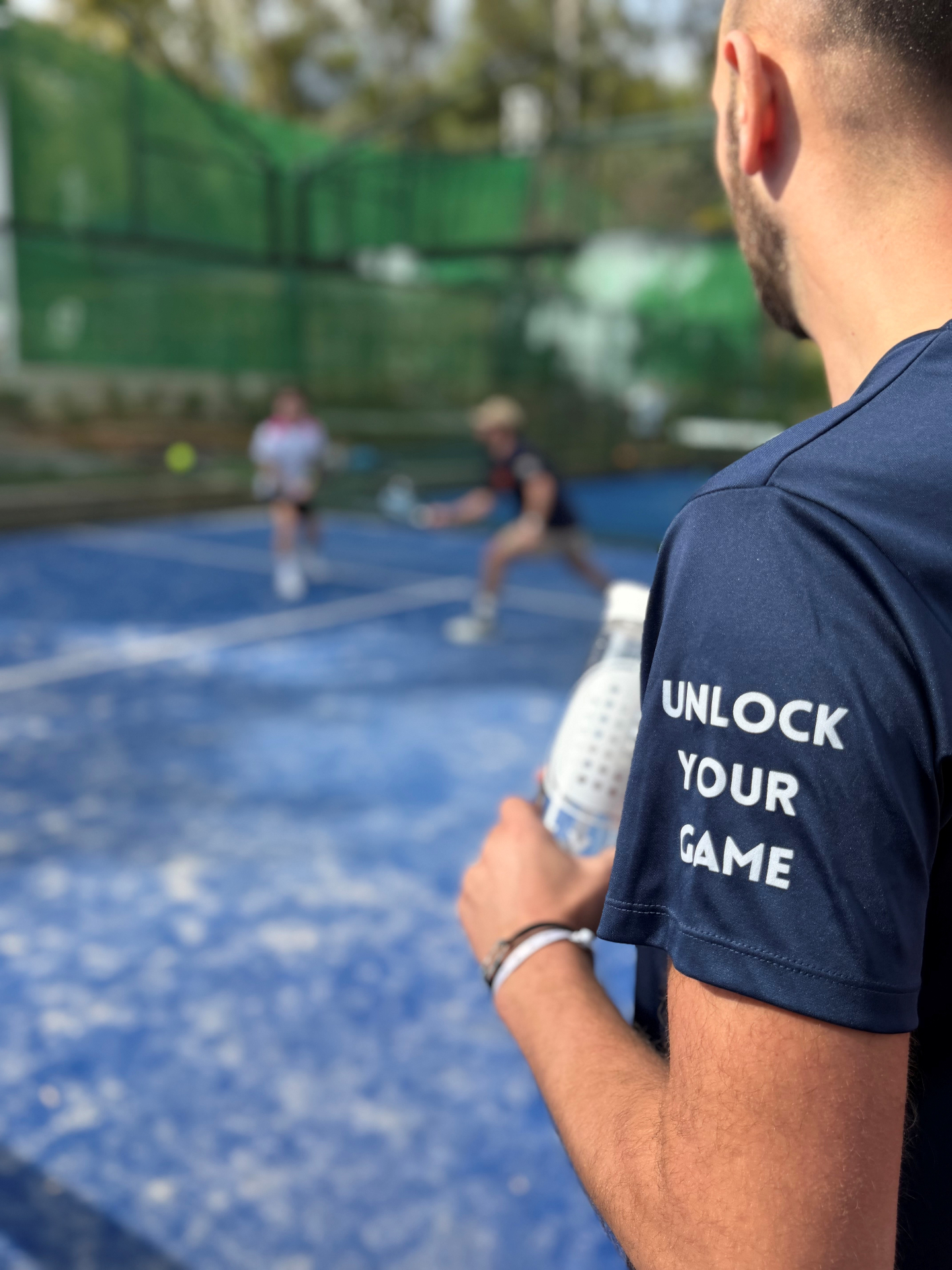 Coach Keys Padel observant une session d'entraînement sur le court